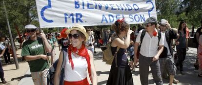 El pasacalles organizado por el 15-M recorre Madrid Río.