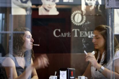 Dos mujeres fuman en una cafetería de Valencia.