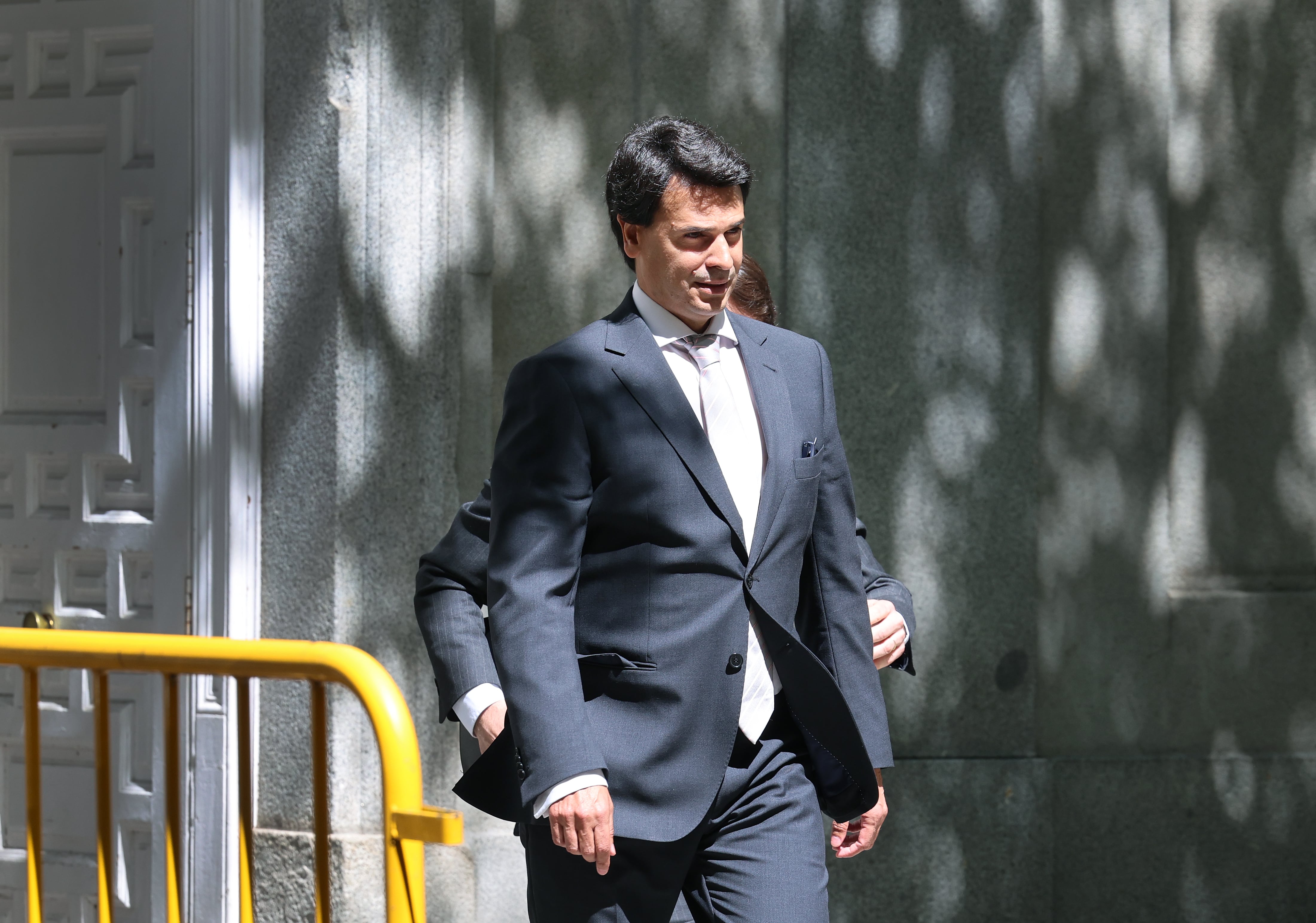 Una operación societaria refuerza los indicios sobre el supuesto soborno del novio de Ayuso 