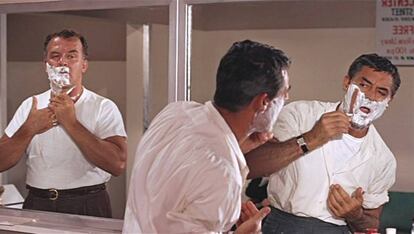 Cary Grant, a la derecha, dando una lección de higiene facial en la película de Hitchcock 'Con la muerte en los talones' (1959).