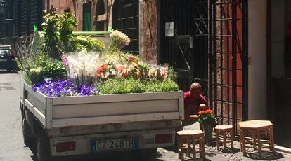 Roma. Floristería ambulante en la céntrica Via Giulia. 