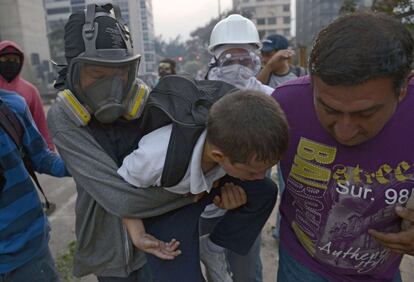 La violencia tuvo su foco principal en la ciudad de Valencia, capital del estado de Carabobo, a unos 200 kilmetros al oeste de Caracas. En la imagen, un ni?o es ayudado tras ser gaseado durante la protesta en Caracas, 12 de marzo de 2014.