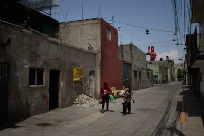 Mujeres caminan en Ciudad Nezahualcóyotl, en mayo de 2025.