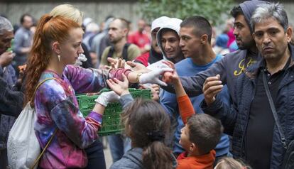 Voluntarios distribuyen comida a refugiados en Berl&iacute;n.