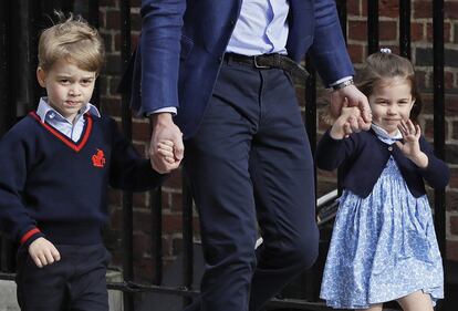 El príncipe Jorge y la princesa Carlota junto a su padre llegan al hospital St. Mary de Londres para conocer a su nuevo hermano, el 23 de abril de 2018.