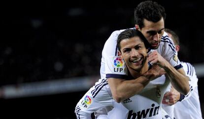 Arbeloa felicita a Cristiano Ronaldo tras su gol.