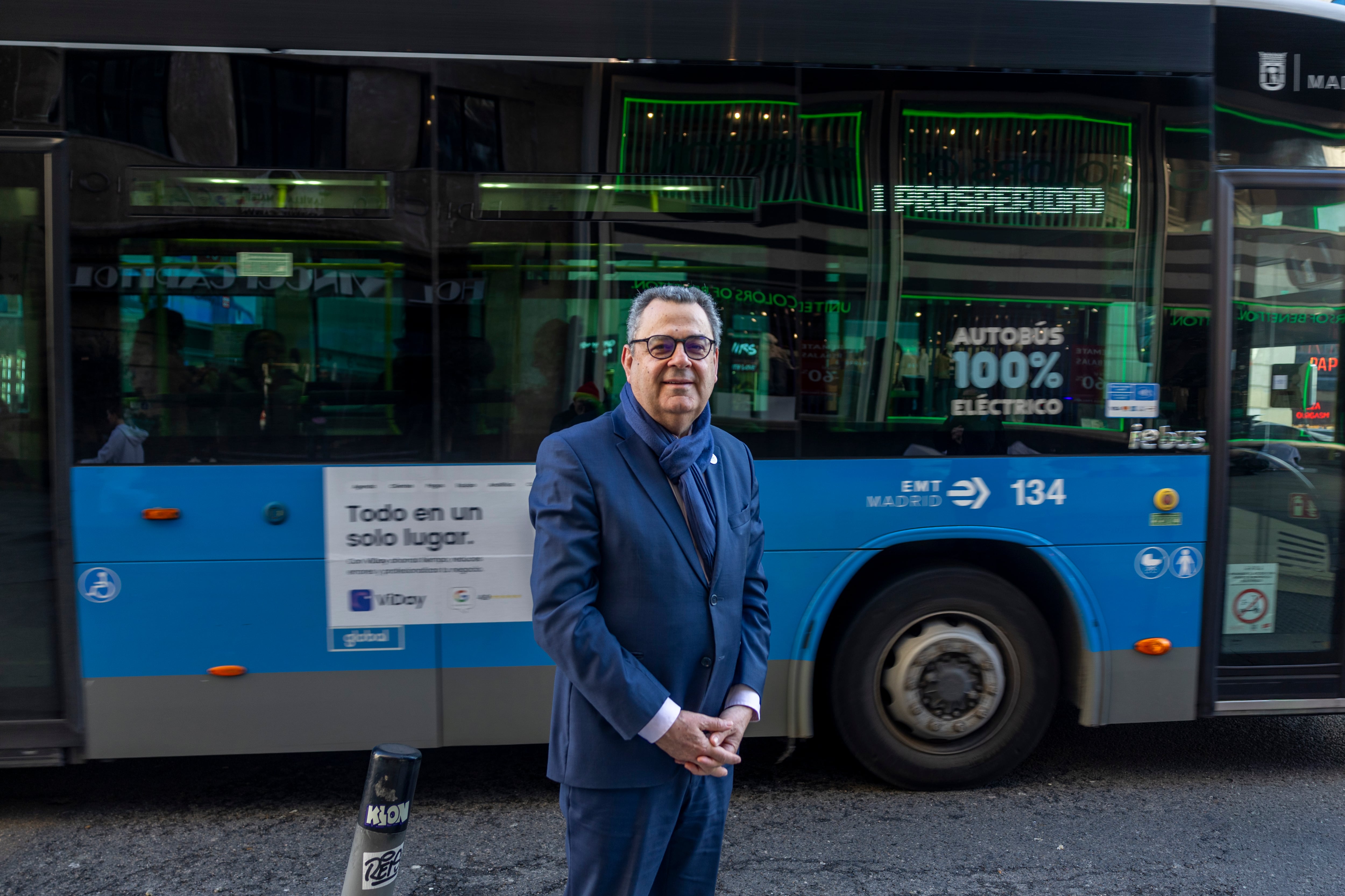 Mohamed Mezghani, secretario general de la Unión Internacional del Transporte Público, el martes junto a un autobús de la EMT en la Gran Vía de Madrid. 