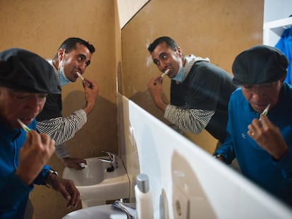 Usuarios lavándose los dientes después de la cena en el Centro nocturno Humanos con recursos para personas sin hogar que atienden más de dos tercios de migrantes en la ciudad de Algeciras.