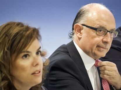 Deputy PM Soraya S&aacute;enz de Santamar&iacute;a and Finance Minister Crist&oacute;bal Montoro, at the meeting to finalize reforms for Plan Prepara. 