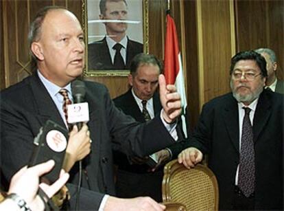 Francis Mayer (en primer plano), durante la ceremonia de entrega de un préstamo a Siria en diciembre de 2000.
