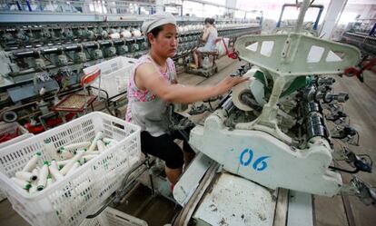 Empleadas de una f&aacute;brica de algod&oacute;n en Huaibei, en el este de China.