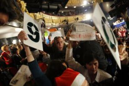 Trabajadores de Telemadrid muestran pancartas en el Teatro Real.