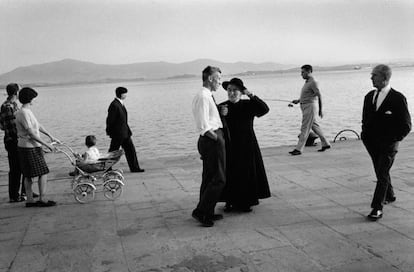 'Paseo en el muelle al atardecer', Santander, 1973.