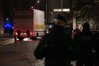 Llegada de la Guardia Civil con vehículos preparados para el traslado de las obras, en primer plano, dos agentes de los Mossos d Esquadra.