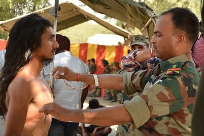 Un oficial del ejército indio toma medidas a un aspirante en unas pruebas físicas durante un reclutamiento militar en Khasa (India).