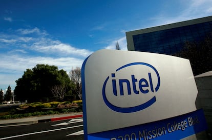 Un cartel en la entrada de la sede de Intel Corporation en Santa Clara, California.