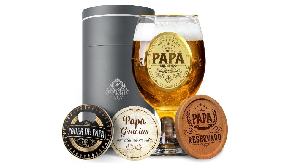 Vaso de cerveza con posavasos para el Día del Padre.