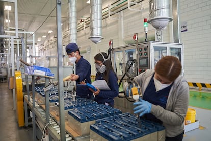 Trabajadores sueldan baterías de ácido en una fábrica de Saltillo, Coahuila, en octubre de 2024.