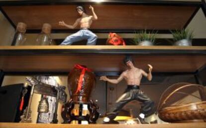 A shelf inside the restaurant Kung Fu