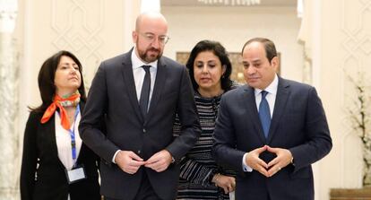 Al frente, Charles Michel (izquierda) y Abdelfatá al Sisi, este domingo en El Cairo.