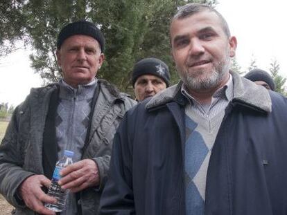 Nürettin, a la derecha, posa para el fotógrafo.