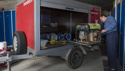 El jefe del parque de bomberos de Torà revisa un generador cedido por un vecino