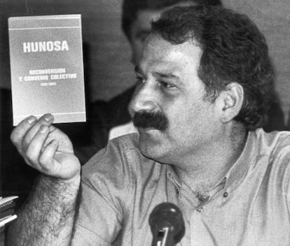 El secretario general del SOMA-UGT, José Ángel Fernández Villa, presentó hoy el documento "Hunosa y su futuro" como respuesta a la preocupación existente en la región por parte de los trabajadores de la minería, en 1986.