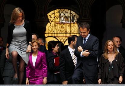 La ministra de Defensa, Carme Chacón, y el presidente del Gobierno, llegan al estrado donde se va a tomar la foto de la familia del Consejo de Ministros celebrado en Sevilla.