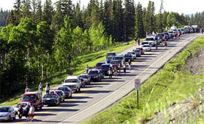 Más 80 coches conducidos por activistas son parados por un puesto de seguridad en Kananaskis.