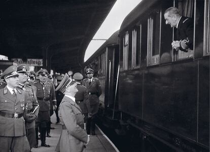 Adolf Hitler, en el anden, y el regente de Hungría, el almirante Miklos, charlan en la estación.
