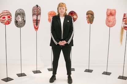 Marina Vargas junto a una de sus instalaciones que conforman la exposición.