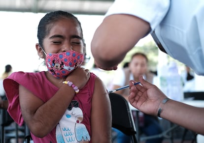 Una niña recibe la vacuna contra covid-19, en Cancún, Quintana Roo, en octubre de 2022.