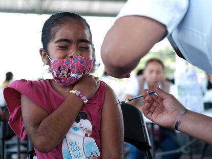 Una niña recibe la vacuna contra covid-19, en Cancún, Quintana Roo, en octubre de 2022.