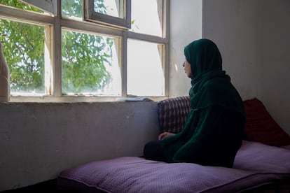 Ferzana —nombre ficticio—, de 13 años, mira por la ventana de su casa. Ha estado fuera de la escuela durante el último año después de terminar el sexto grado, el último que los talibanes permiten cursar a las chicas. “A veces desearía ser un niño para poder seguir yendo a la escuela, estudiar y jugar con mis amigos”. Esta adolescente cree que las mujeres están condenadas a permanecer analfabetas en Afganistán por el resto de sus vidas y “enfrentarán muchos desafíos”. Cuando Ferzana se despierta por la mañana, se queda en casa y ayuda a su madre con las tareas del hogar.