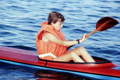 Felipe de Borbón y Grecia practica remo en un campamento de verano en julio de 1980.