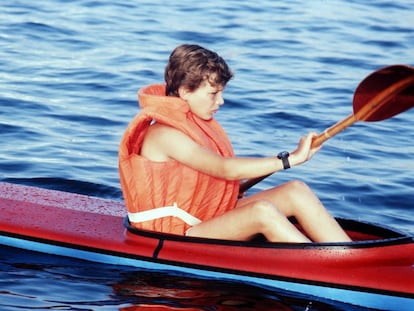 Felipe de Borbón y Grecia practica remo en un campamento de verano en julio de 1980.