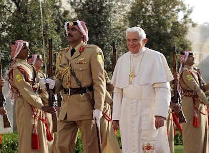 Benedicto XVI,  pasa revista a la guardia de honor a su llegada al Palacio Real en Ammán, Jordania. Benedicto XVI llegó hoy a Ammán, primera etapa de su viaje a Tierra Santa, que le llevará también a Israel y los Territorios Palestinos