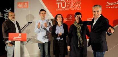 Ramón Jáuregui, a la derecha, con otros participantes en el acto de cierre de campaña del PSE-EE en Vitoria.