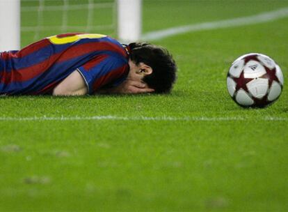 Messi se lamenta tras un fallo.