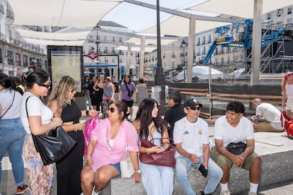 La familia Alzamora, sentada bajo las sombras en la Puerta del Sol.