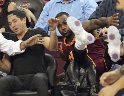 Momento en que James LeBron cae sobre Ellie Day al intentar salvar un balón durante una jugada de la segunda parte del partido de la NBA disputado entre Cleveland Cavaliers y Oklahoma City Thunder.