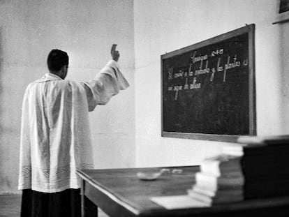 Un religioso bendice las aulas del Instituto Juan de la Cierva en el barrio madrileño de Acacias, en mayo de 1959.