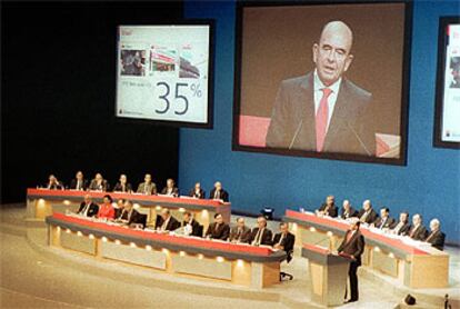 El presidente del SCH, Emilio Botín, se dirige a sus accionistas en una junta general.