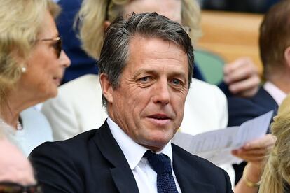 Hugh Grant, en la pista central de Wimbledon antes del comienzo del partido del serbio Novak Djokovic y el español Roberto Bautista.