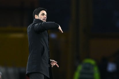 Mikel Arteta gesticula durante el partido que el Arsenal disputó con el Wolverhampton en la última jornada de Premier.