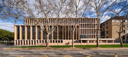 Exterior de la Facultad de Filosofía y Letras de la Universidad de Zaragoza.