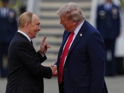 Putin y Trump se reúnen en Alaska, en imágenes
