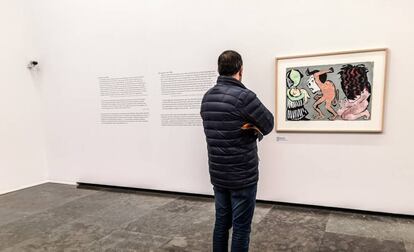 Un hombre en la exposición de Paula Rego en Cascais.