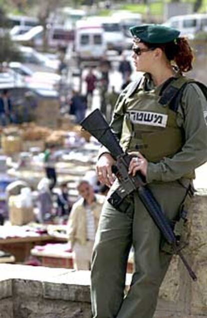 Una soldado israelí hace guardia en la ciudad vieja de Jerusalén.