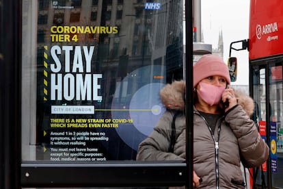 Un cartel en Londres advierte contra la nueva cepa del virus detectada en Reino Unido, en diciembre pasado.